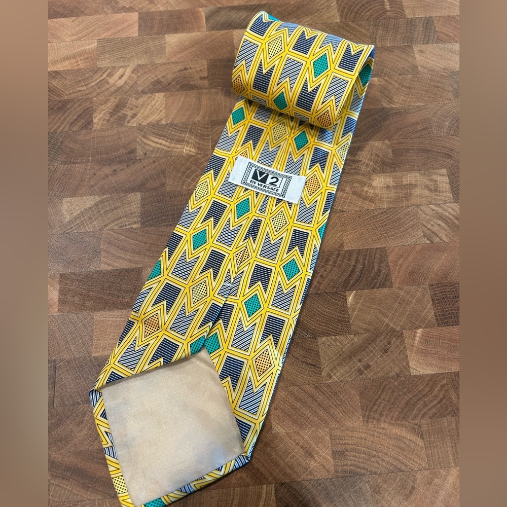 V2 by Versace Men’s Tie – Geometric Print